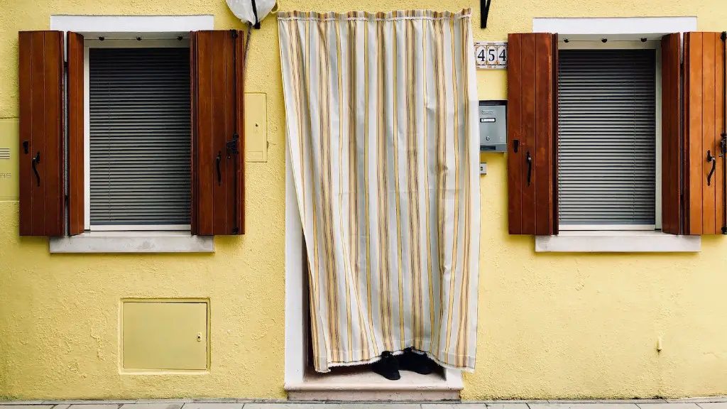 How to dress a bay window with blinds and curtains?