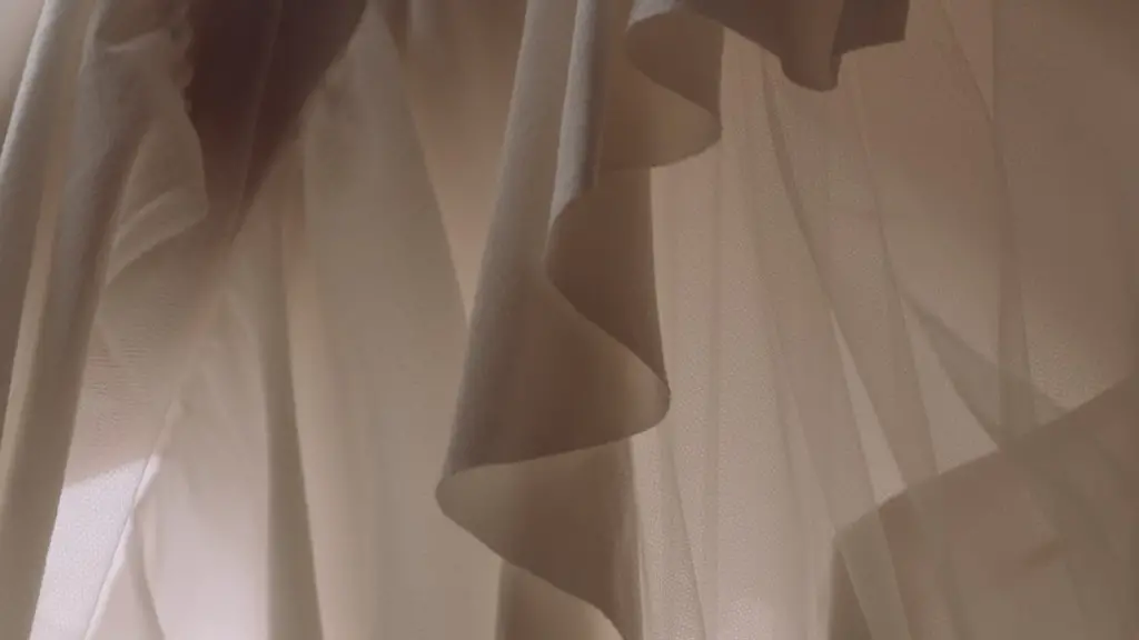 How to fold curtains for storage?