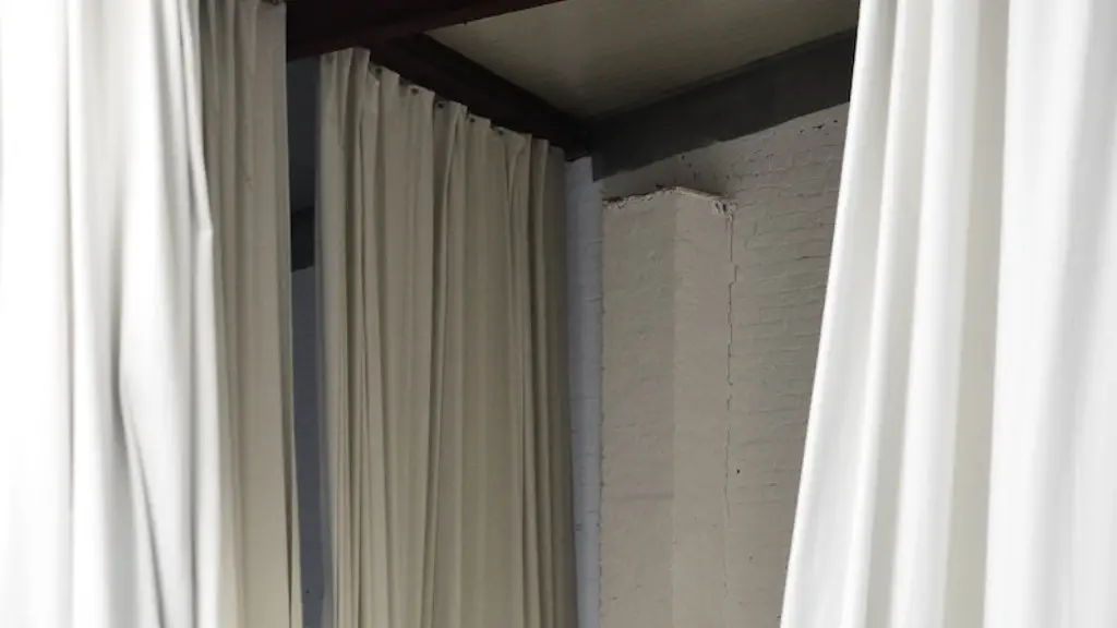 How to decorate plain curtains?