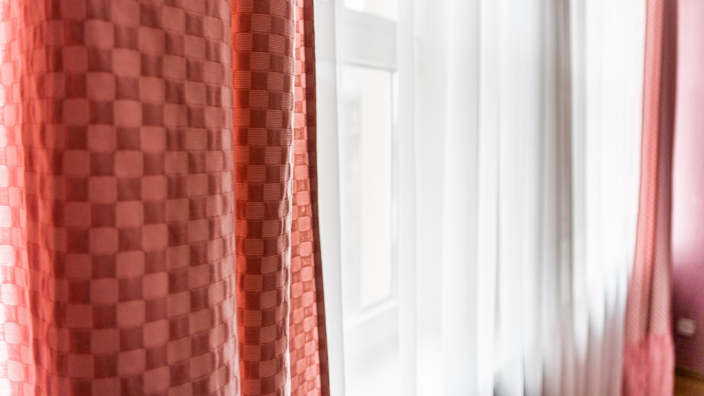 Do curtains help keep house cool?