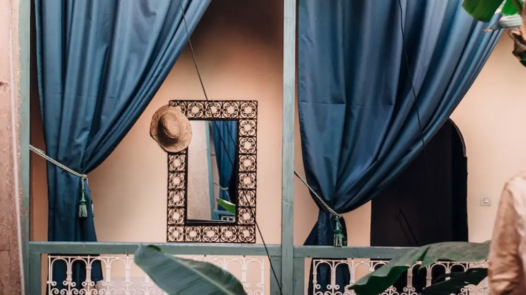 Are curtains included in the sale of a house?